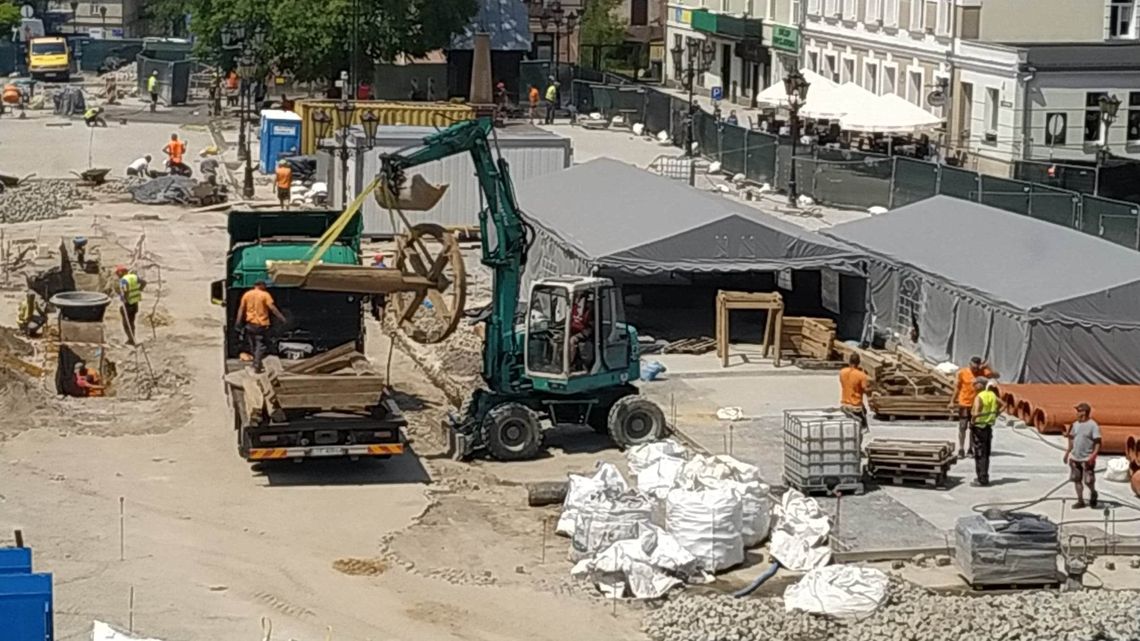 Chełm. Studnia wraca na plac Łuczkowskiego! Jak przebiegają prace? [ZDJĘCIA]