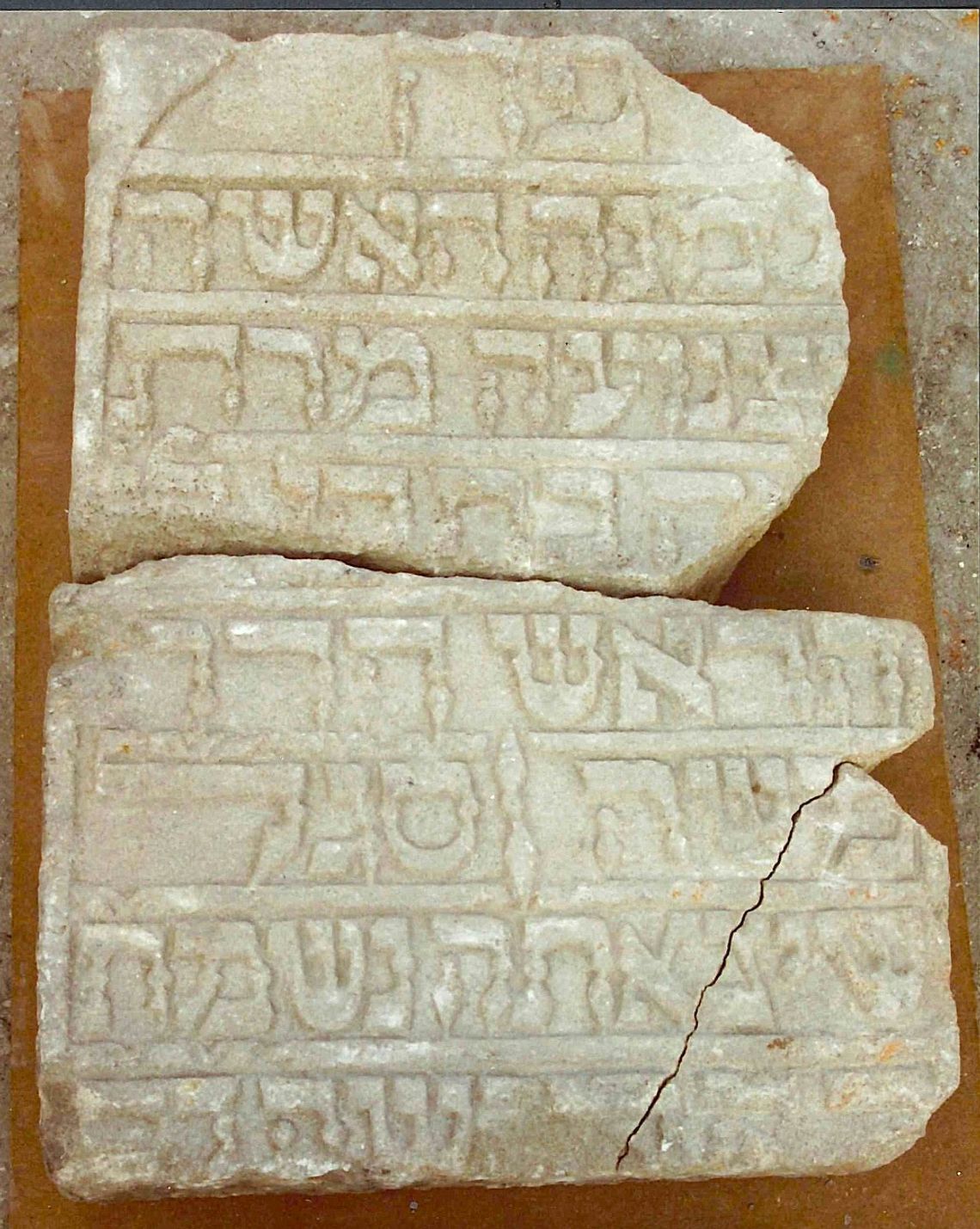 Dzięki owocnej współpracy chełmskiej delegatury Wojewódzkiego Urzędu Ochrony Zabytków z prof. Andrzejem Trzcińskim, udało się przywrócić pamięć o zabytkach, które stanowią bezcenne świadectwo życia żydowskiej społeczności naszego miasta. Przedmioty, które przez lata były tylko niemymi świadkami.