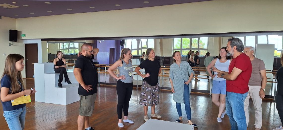 Chełm. Teatr Ziemi Chełmskiej zaprasza na prapremierę spektaklu „Korzenie” 3 października o godzinie 18:00 na scenie Chełmskiego Domu Kultury odbędzie się uroczysta prapremiera spektaklu „Korzenie” w wykonaniu Teatru Ziemi Chełmskiej.