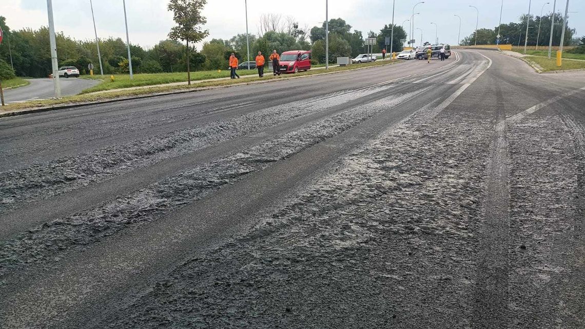 Chełm. Ogień w pustostanie, śmierdząca plama na wiadukcie