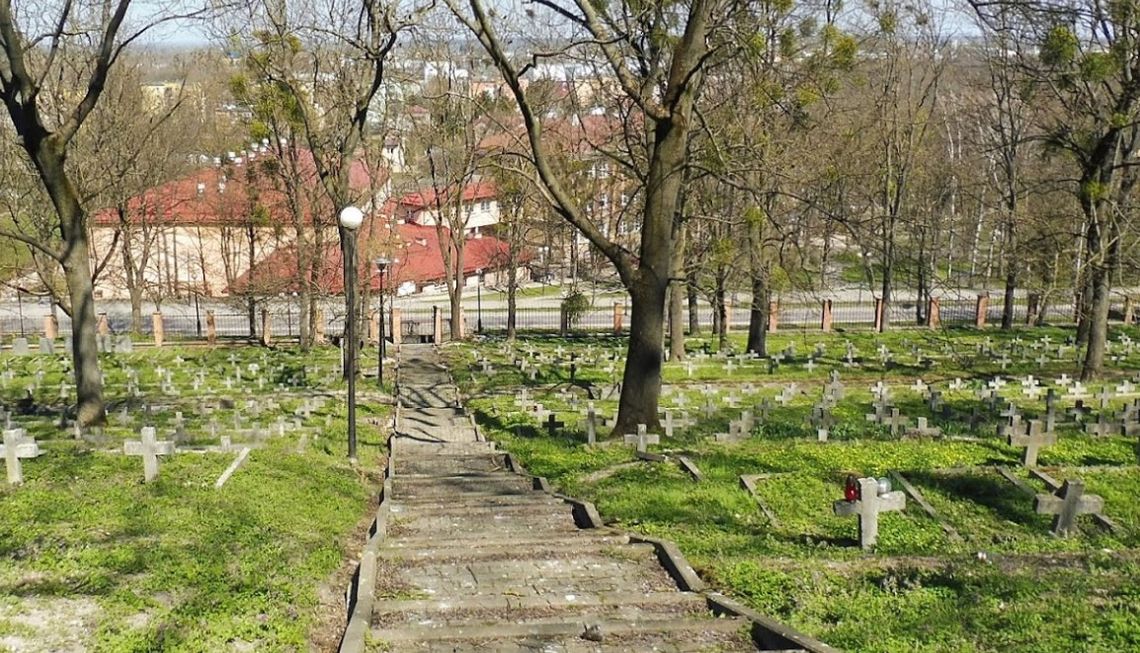 Chełm. Trzeba odnowić cmentarz wojenny. Miasto czeka na wykonawcę Chełm. Trzeba odnowić cmentarz wojenny. Miasto czeka na wykonawcę