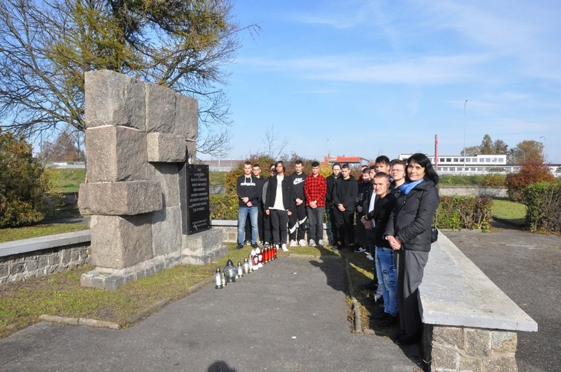 Chełm: Uczniowie i krwiodawcy z ZST uporządkowali cmentarz jeńców wojennych Chełm: Uczniowie i krwiodawcy z ZST uporządkowali cmentarz jeńców wojennych