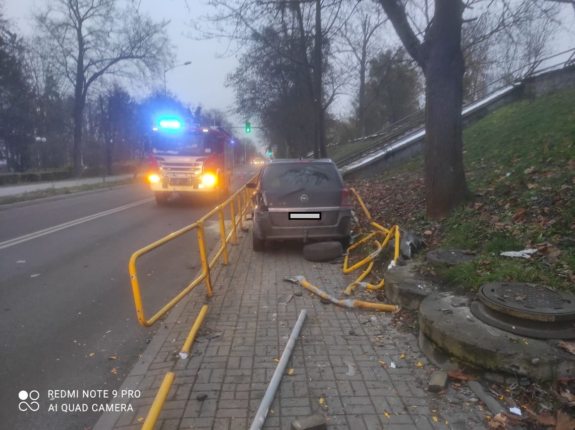 Chełm. Uderzył w auto, potem w barierki i… dostał mandat [ZDJĘCIA]