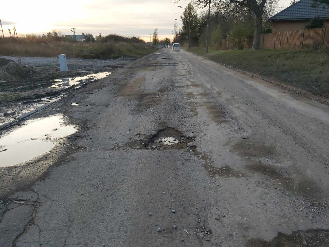 Chełm. Ulica Towarowa, jak ser szwajcarski. "Może lepiej ją zaorać?"