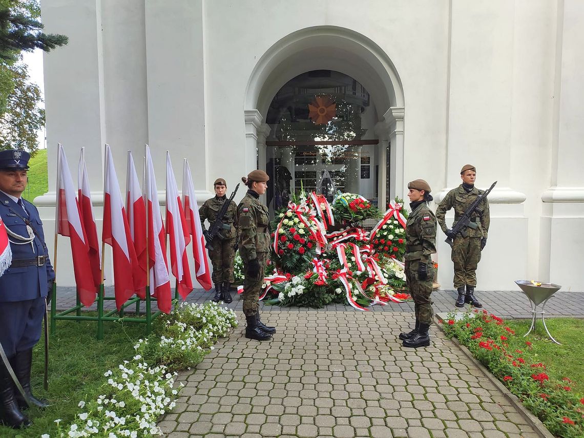 wiązanki, kwiaty i warta honorowa przed chełmskim mauzoleum