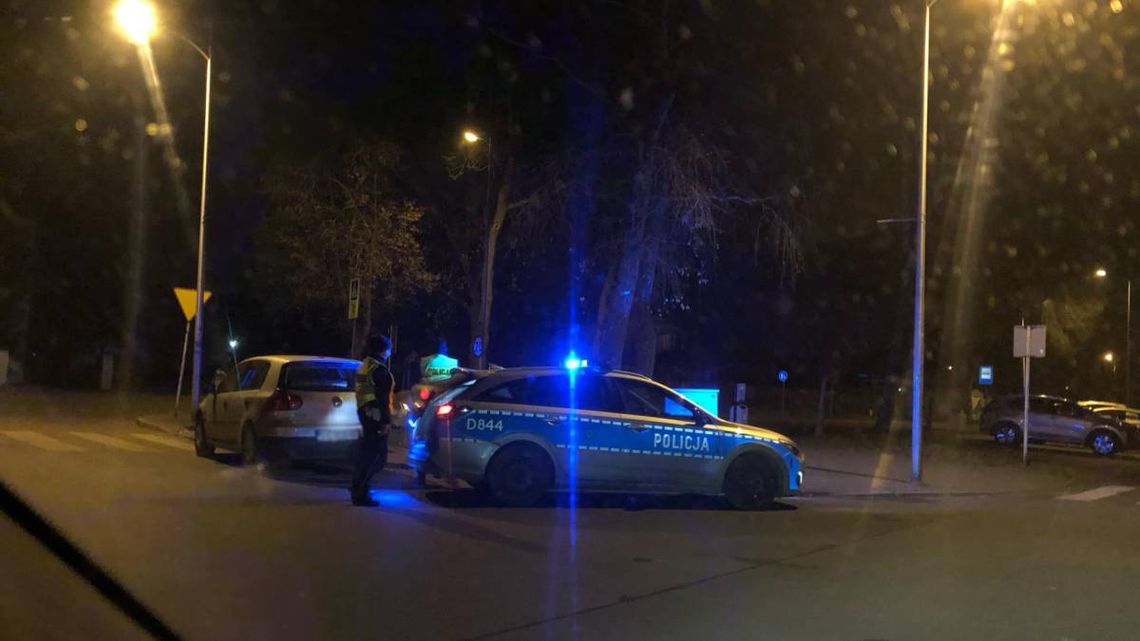 Chełm. Uszkodzony mercedes, zniszczony znak