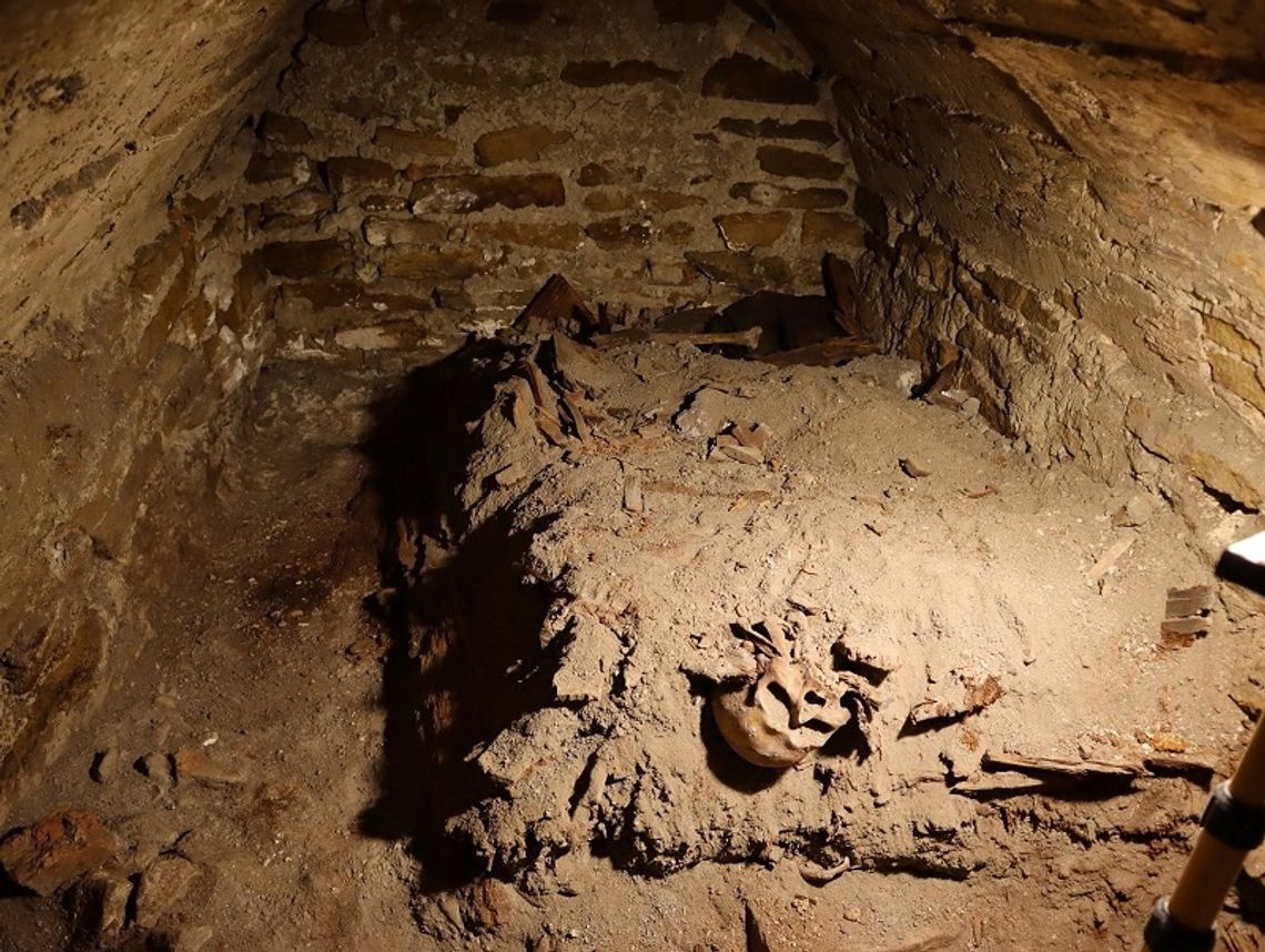 Chełm: W kaplicy św. Mikołaja odkryto tajemniczą kryptę [ZDJĘCIA]