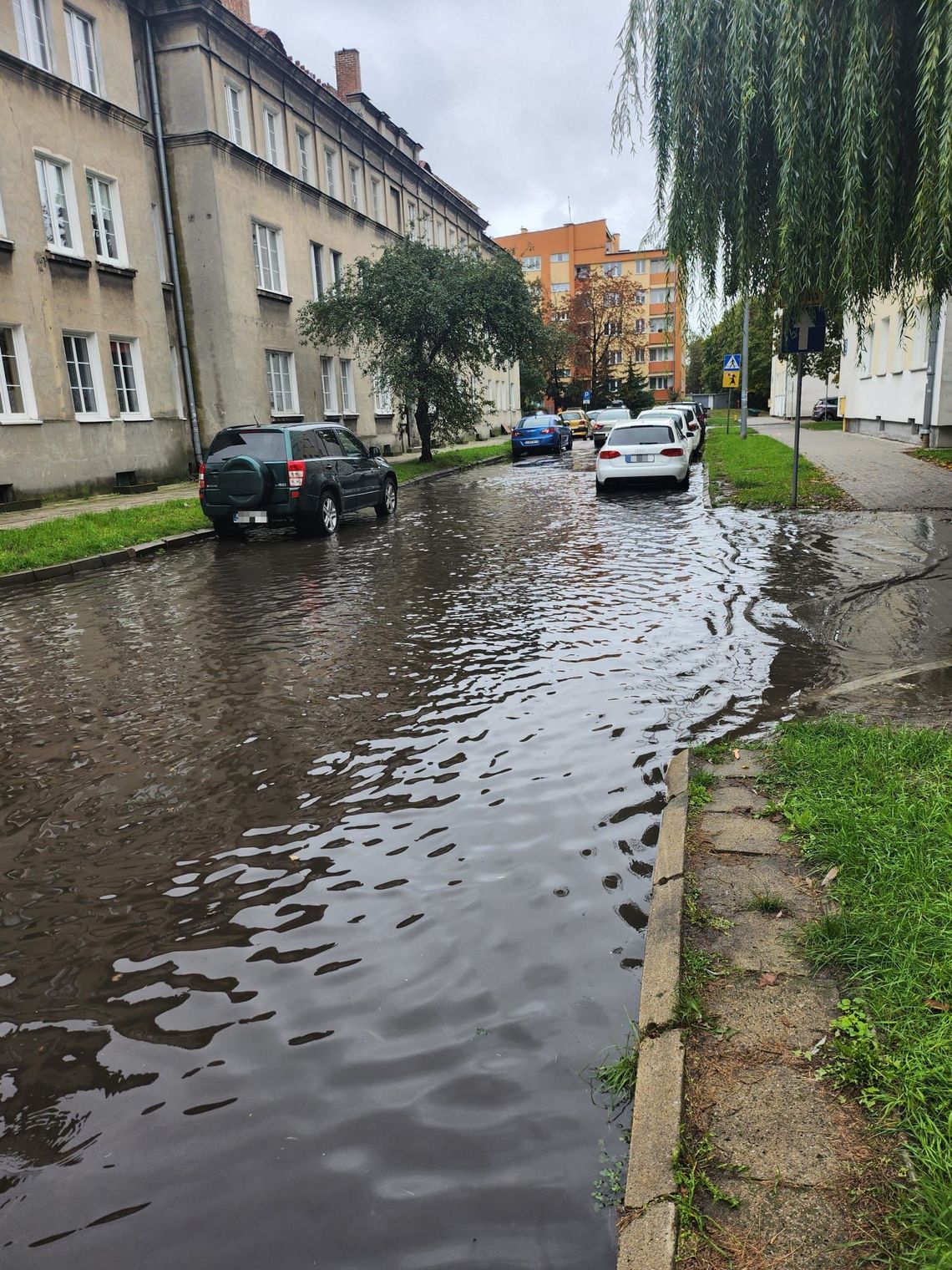 Chełm. Zalana ulica i uszkodzone auta