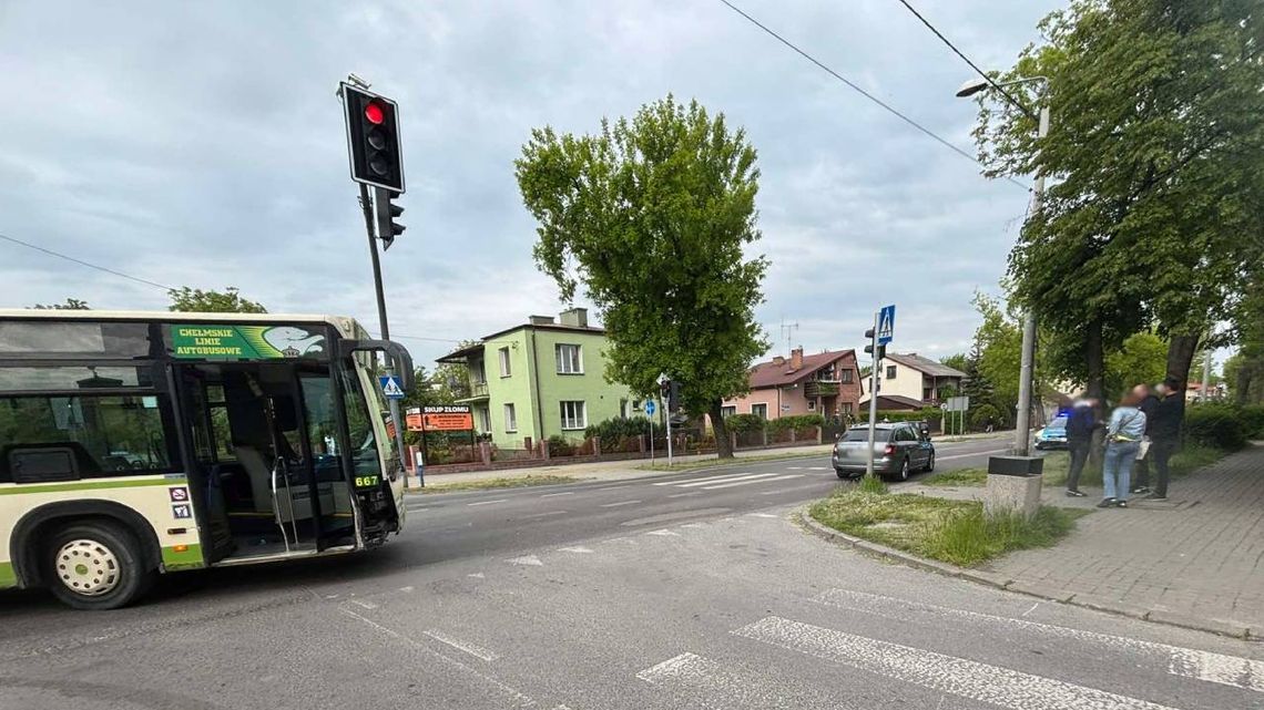 Chełm. Zderzenia autobusu z osobówką. Ruchem kieruje policja [ZDJĘCIA]