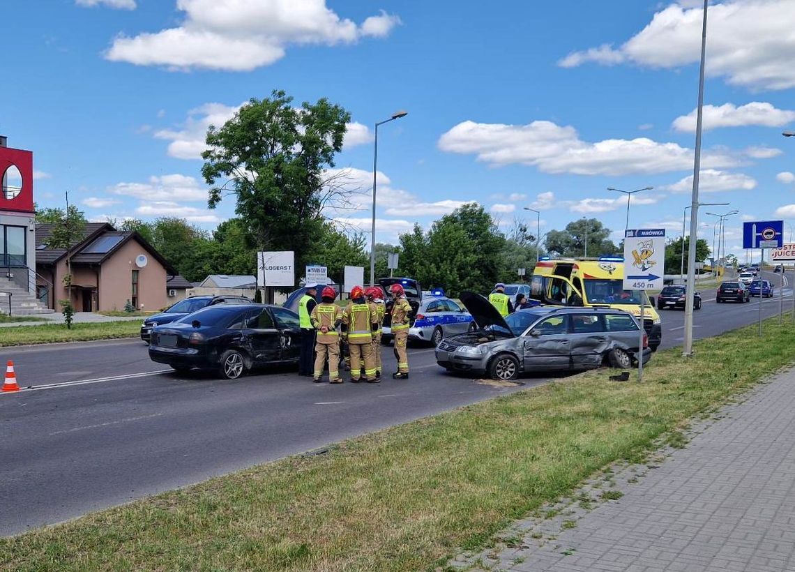 Chełm. Zderzenie osobówek na alei Armii Krajowej [ZDJĘCIA]