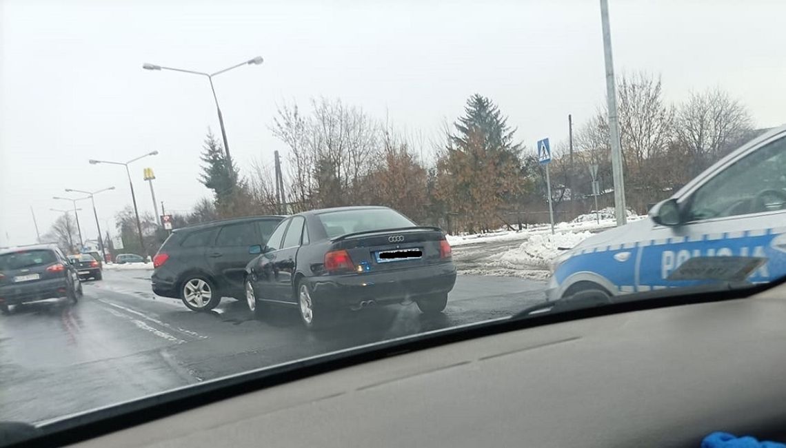 Chełm: Zderzenie pojazdów na ul. Zawadówka. Kobieta trafiła do szpitala