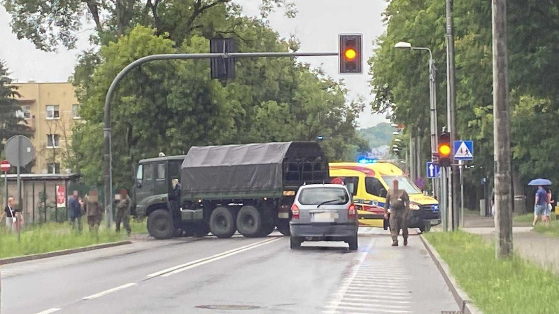 Chełm. Zderzenie samochodu wojskowego z osobówką. Jedna osoba w szpitalu