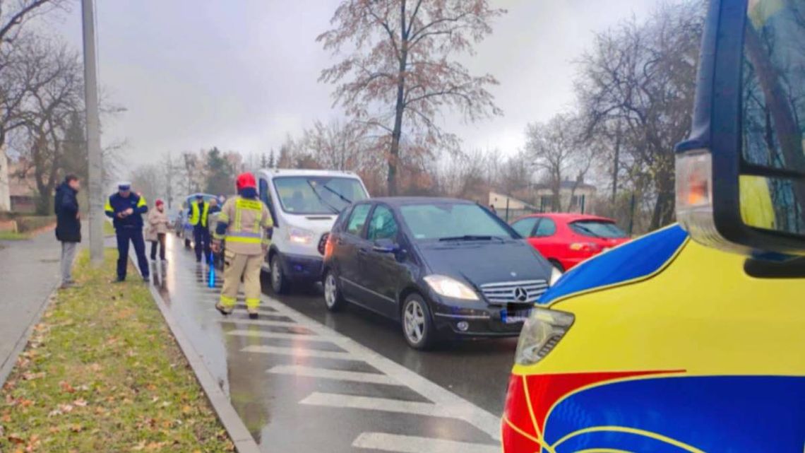 Chełm. Zderzenie trzech pojazdów na ul. Lubelskiej. Jedna osoba w szpitalu