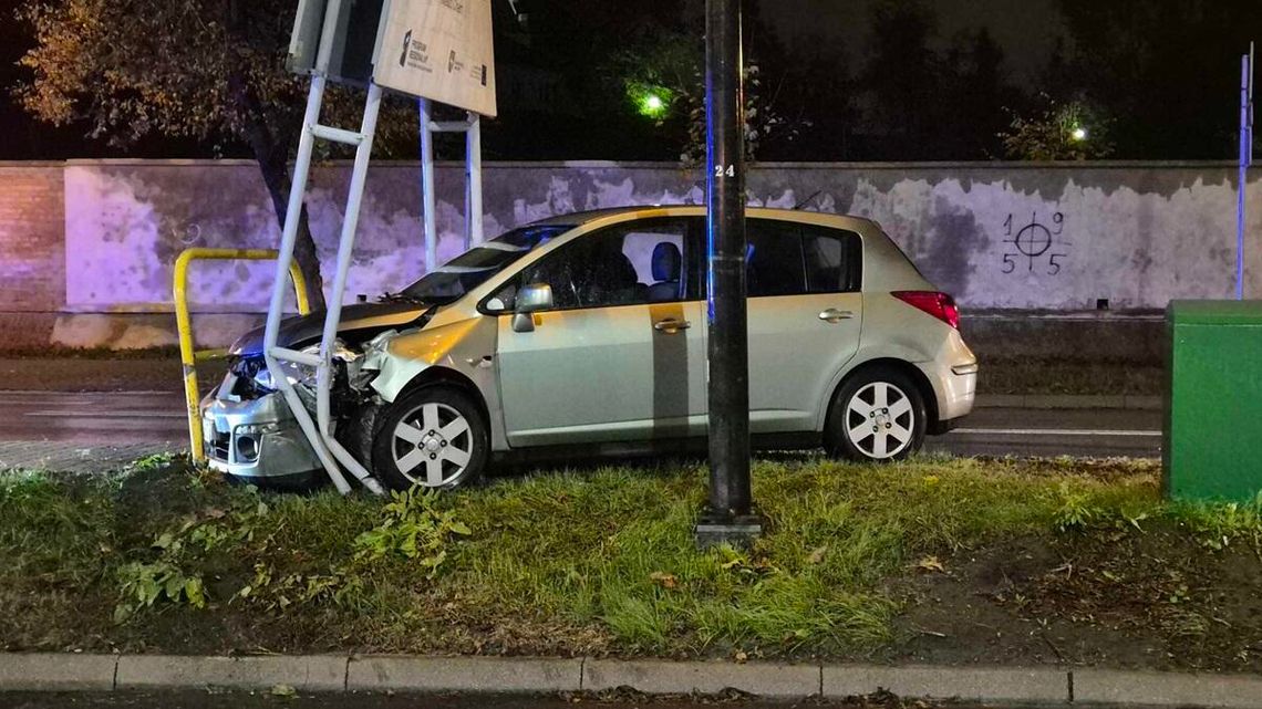 Chełm. Zjechał nagle z ulicy i uderzył w unijną tablicę