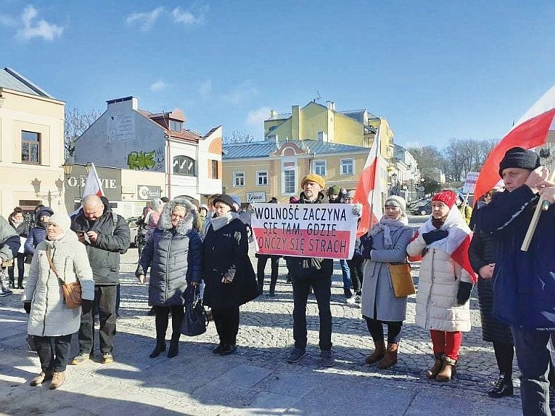 Chełm: Antyszczepionkowcy demonstrowali na placu