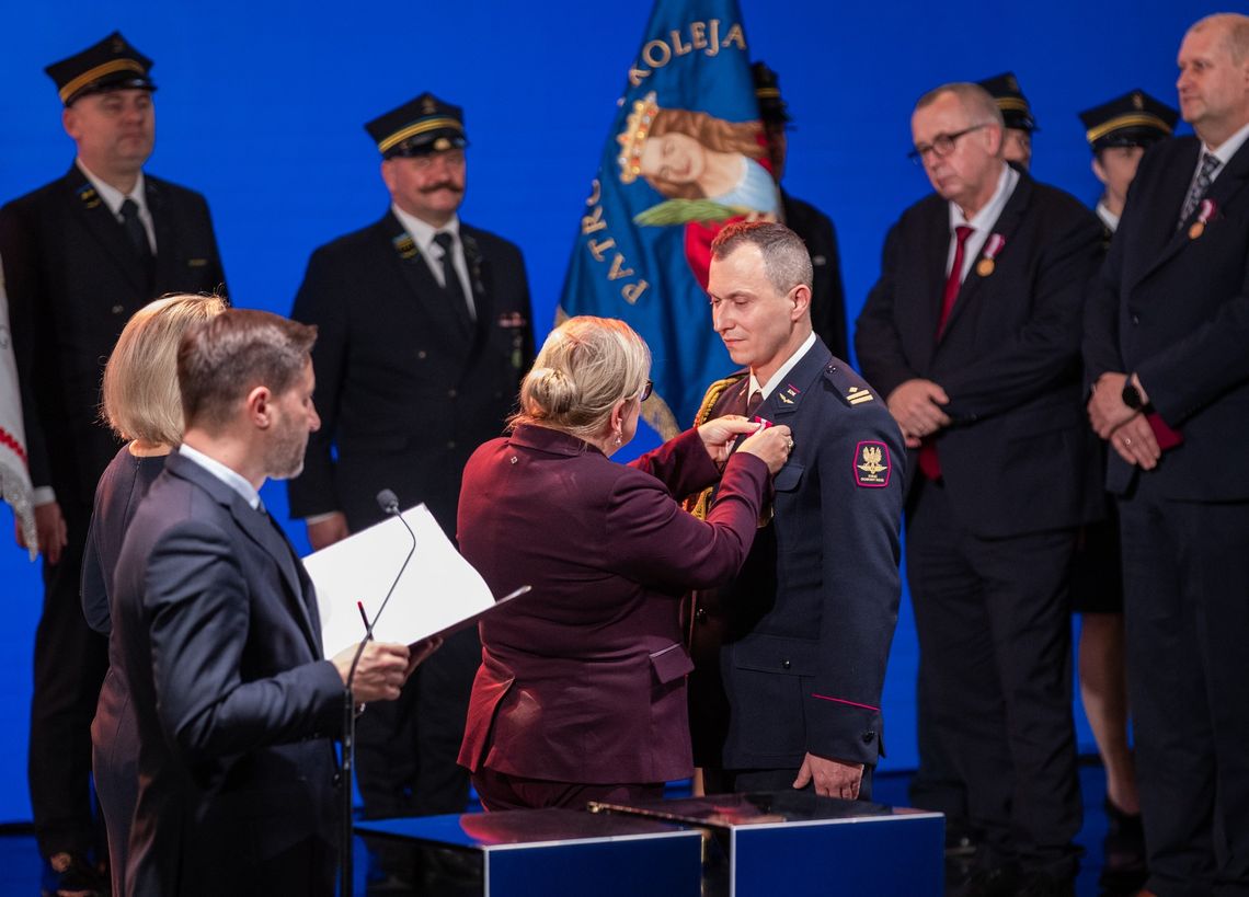 Chełmianin, funkcjonariusz SOK, dostał Medal za Długoletnią Służbę Starszy inspektor SOK Piotr Żłobicki, mieszkaniec Chełma i funkcjonariusz Straży Ochrony Kolei, został uhonorowany brązowym Medalem za Długoletnią Służbę.