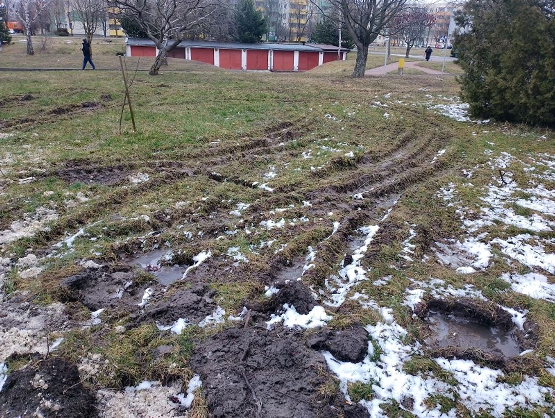 Chełm. Awarię usunęli, bałagan zostawili. "Kto i kiedy to posprząta?"