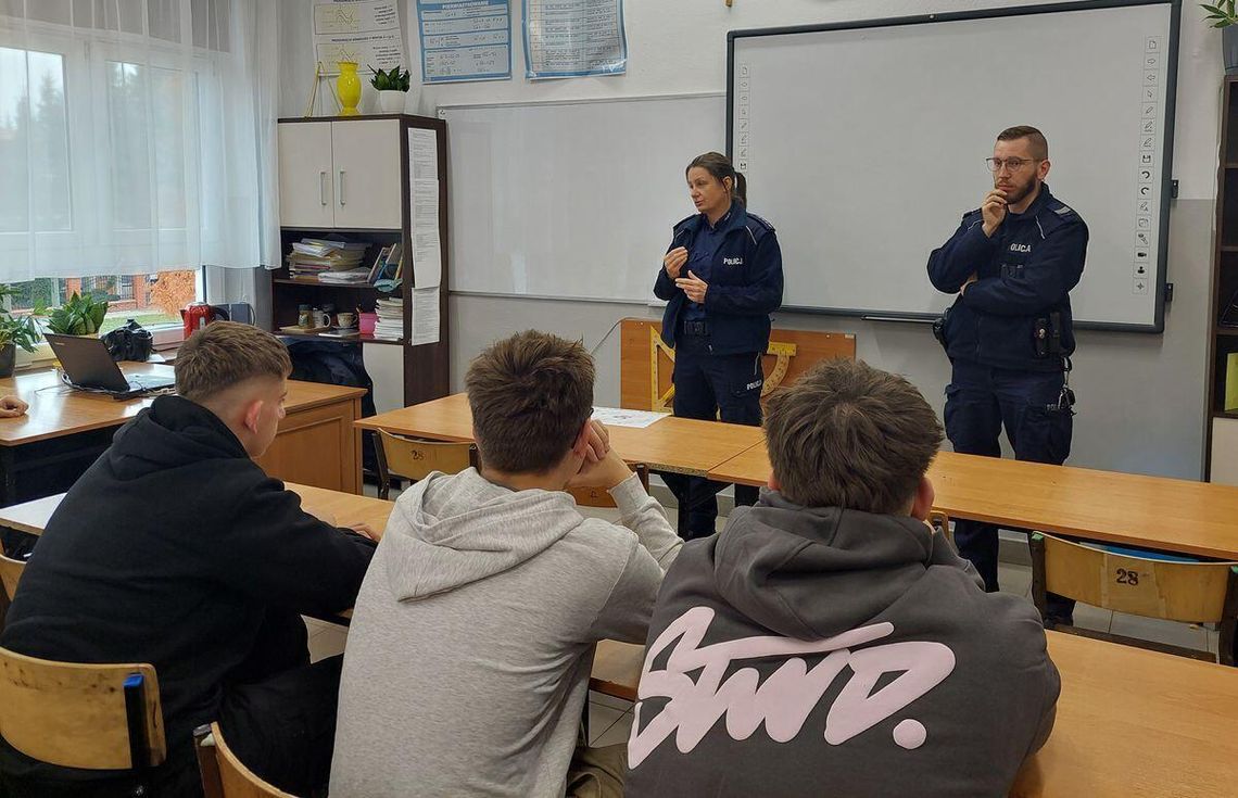 Chełmscy policjanci rozmawiali z uczniami o hejcie, cyberprzemocy i odpowiedzialności Chełmscy policjanci rozmawiali z uczniami o hejcie, cyberprzemocy i odpowiedzialności