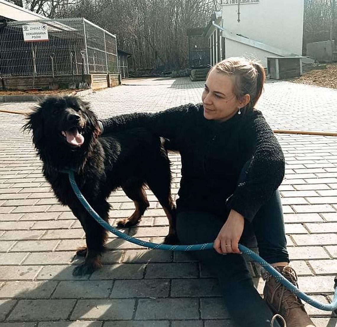 Katarzyna Kalita siedzi z psem