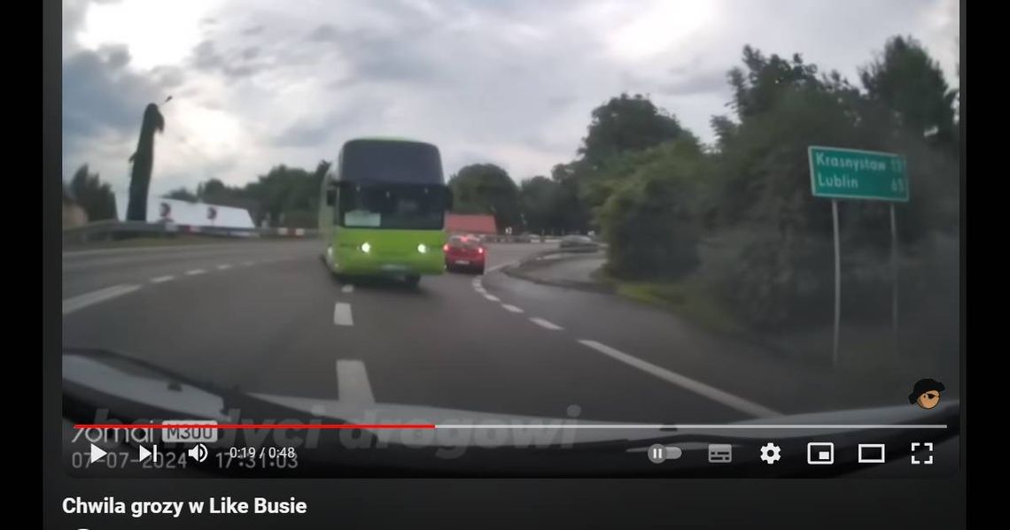 Chwile grozy na trasie w Izbicy. Autobus jedzie na czołówkę [FILM]