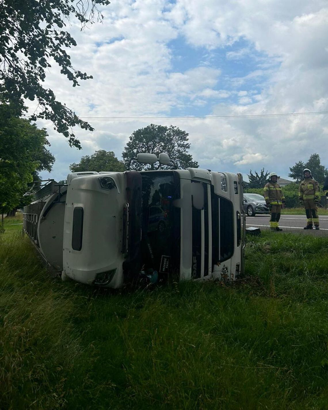 Ciężarówka w rowie przy DK17 w Ignasinie. Kierowca chciał uniknąć zderzenia