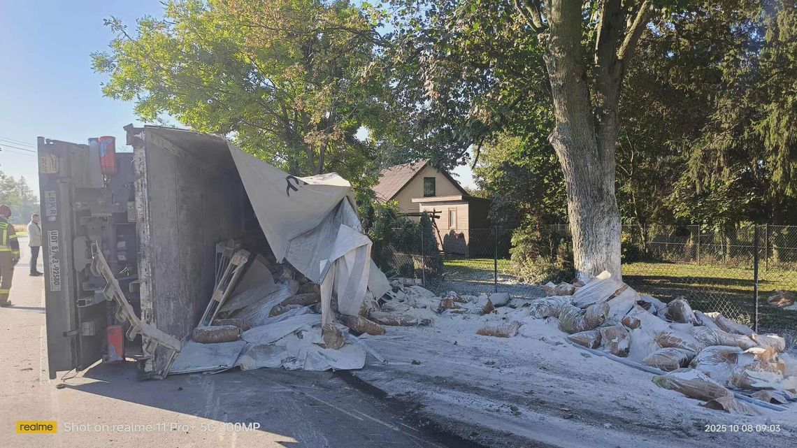 Ciężarówka z mąką wywróciła się w Koziej Górze i zablokowała drogę [ZDJĘCIA]