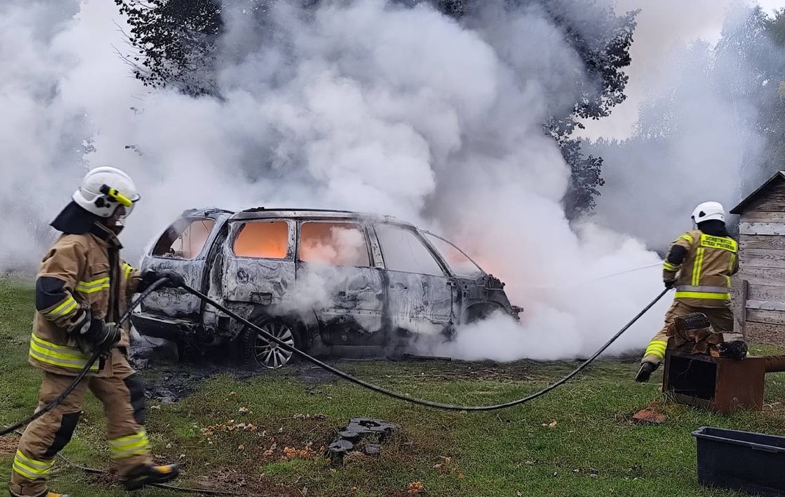 Citroen stanął w ogniu na podwórku w Hannie. Auto spłonęło doszczętnie [ZDJĘCIA]