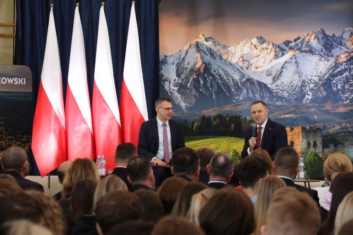 Co Karol Nawrocki zrobiłby, gdyby wybuchła wojna? Młodzież pytała na konferencji w Tomaszowie Lubelskim [ZDJĘCIA]