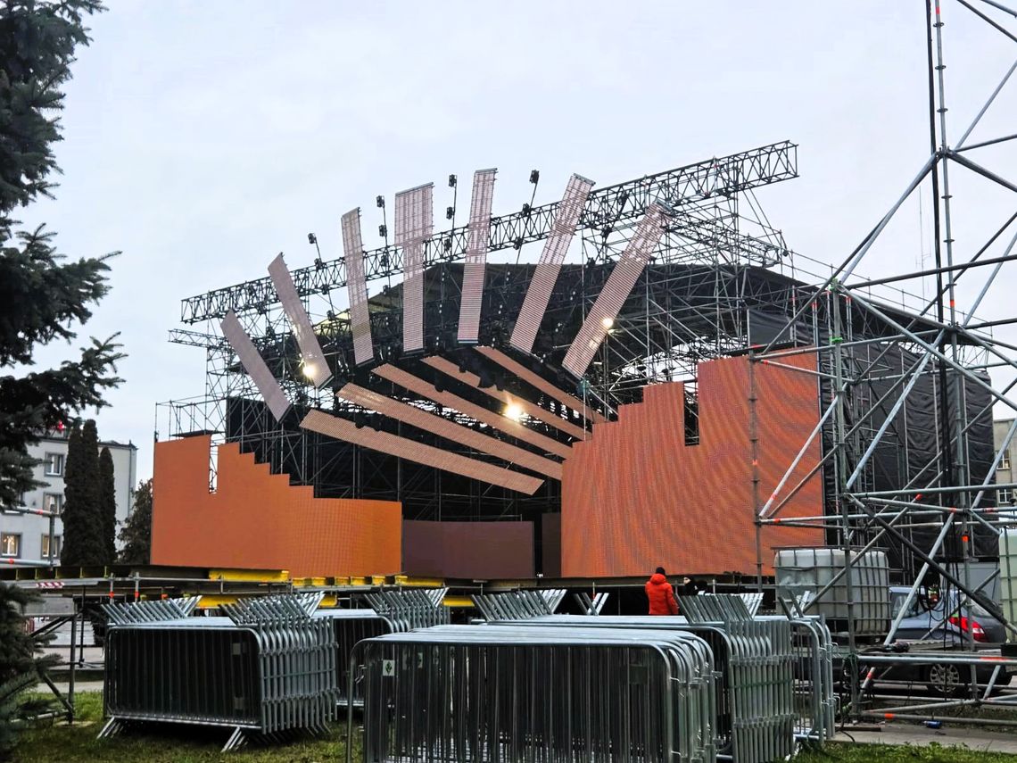 Prace nad budową scene prowadzone są w intensywnym tempie, także do późnych godzin wieczornych. W najbliższych dniach konstrukcja osiągnie swój docelowy kształt i w pełni pokaże skalę tegorocznego wydarzenia.