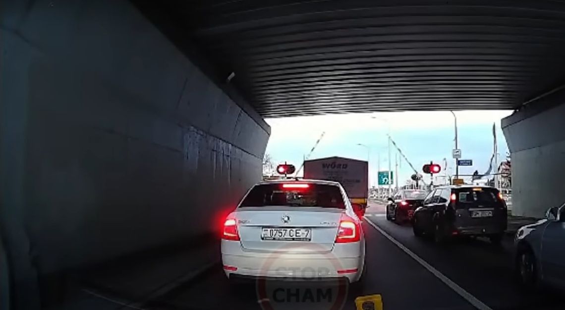 Co to za egzamin? Wyłamana rogatka na przejeździe [WIDEO]