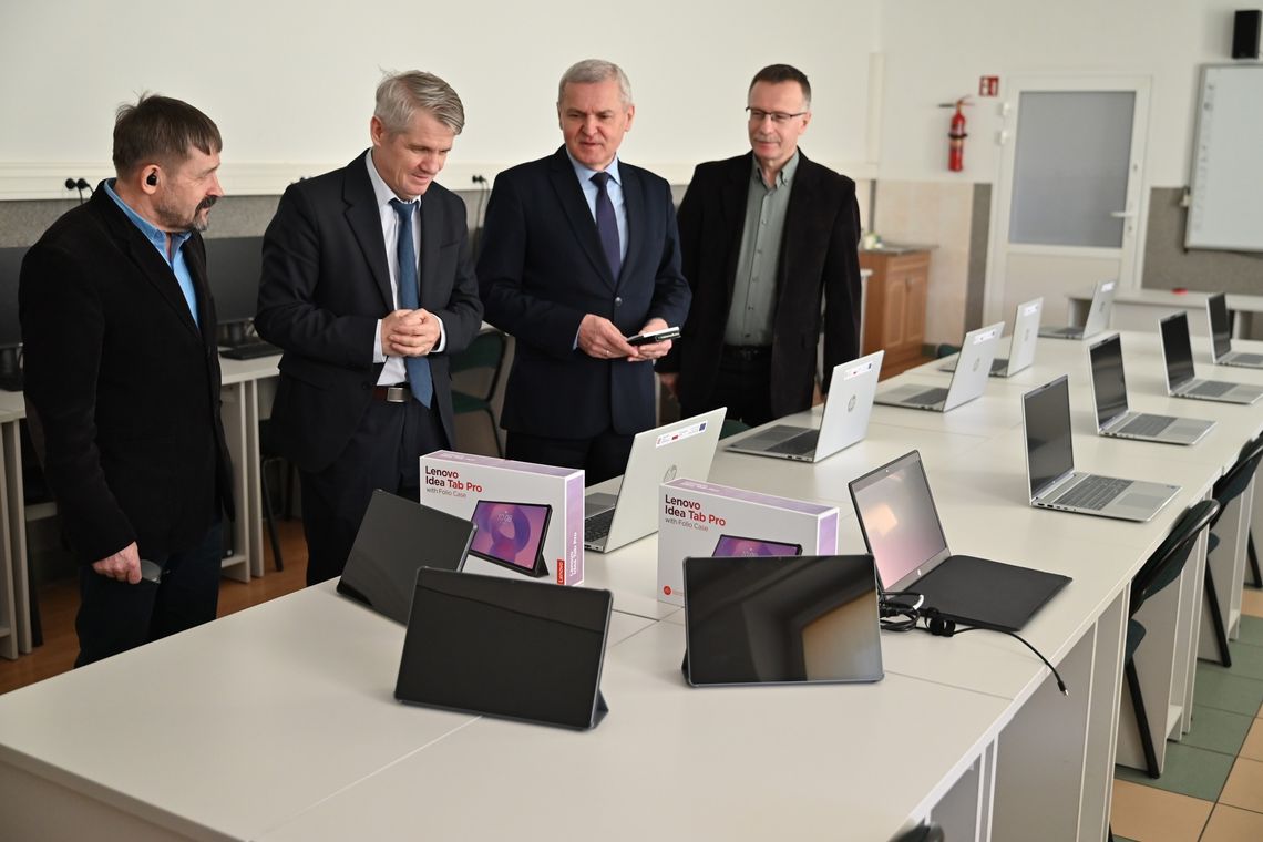 Cyfrowe wsparcie dla włodawskich szkół. Nowoczesny sprzęt z KPO trafia do uczniów Samorządowcy oglądają sprzęt komputerowy