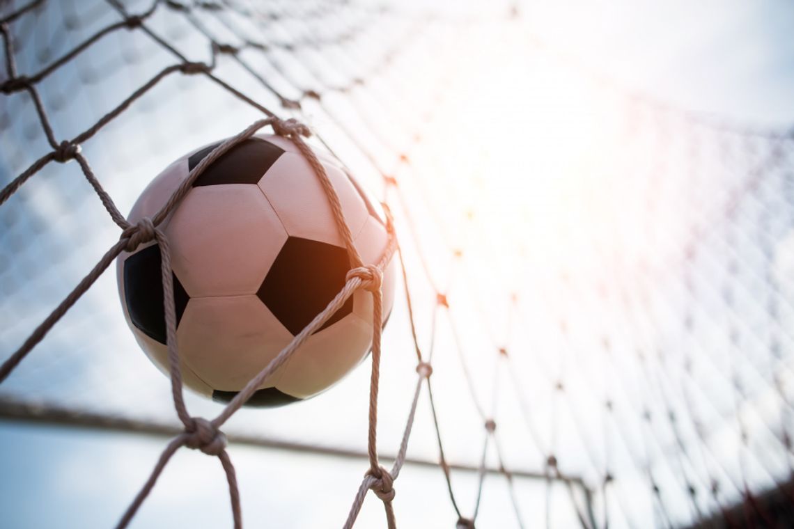 Czarny scenariusz w Sawinie się spełnił. Wykonawca bazy sportowej w restrukturyzacji, prace stanęły Umowny termin zakończenia inwestycji minął 3 września 2026 roku. Na placu budowy nowoczesnej bazy sportowo-edukacyjnej w Sawinie prace jednak stanęły, a wykonawca opuścił teren inwestycji. Firma poinformowała gminę o rozpoczęciu procedury restrukturyzacyjnej.