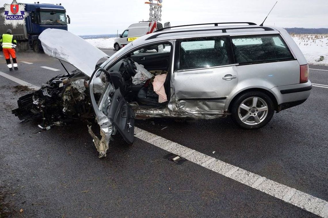Czołowe zderzenie dwóch osobówek. Kierowcy zabrani do szpitala [ZDJĘCIA]