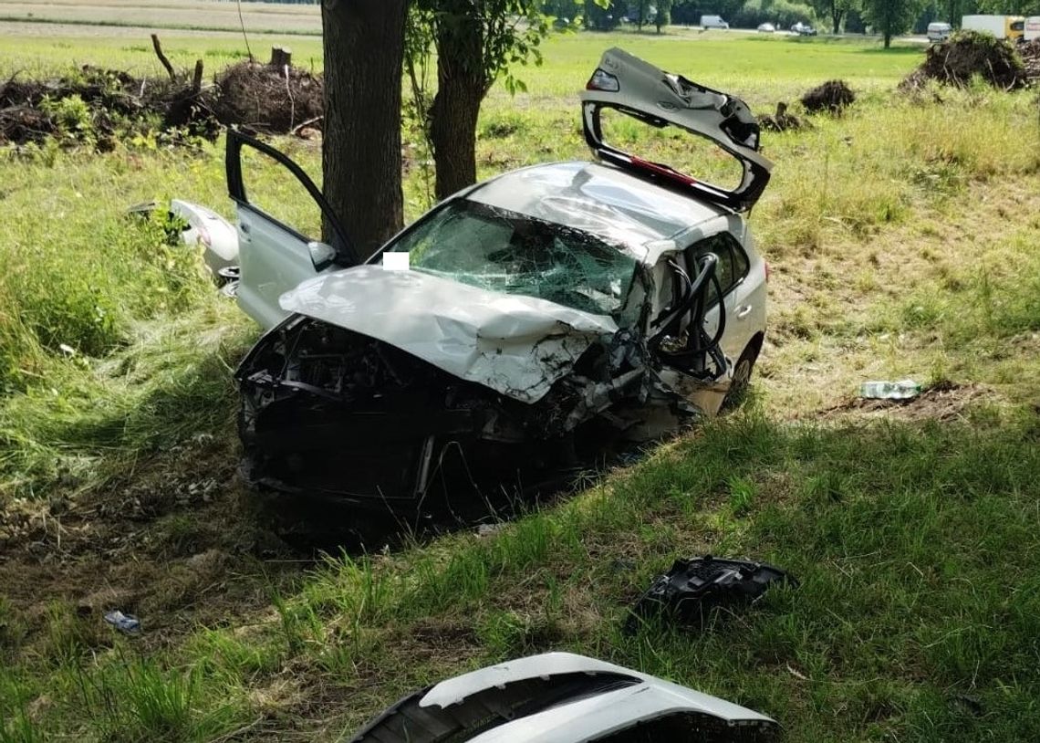 Czołowe zderzenie na zakręcie. 22-latek trafił do szpitala