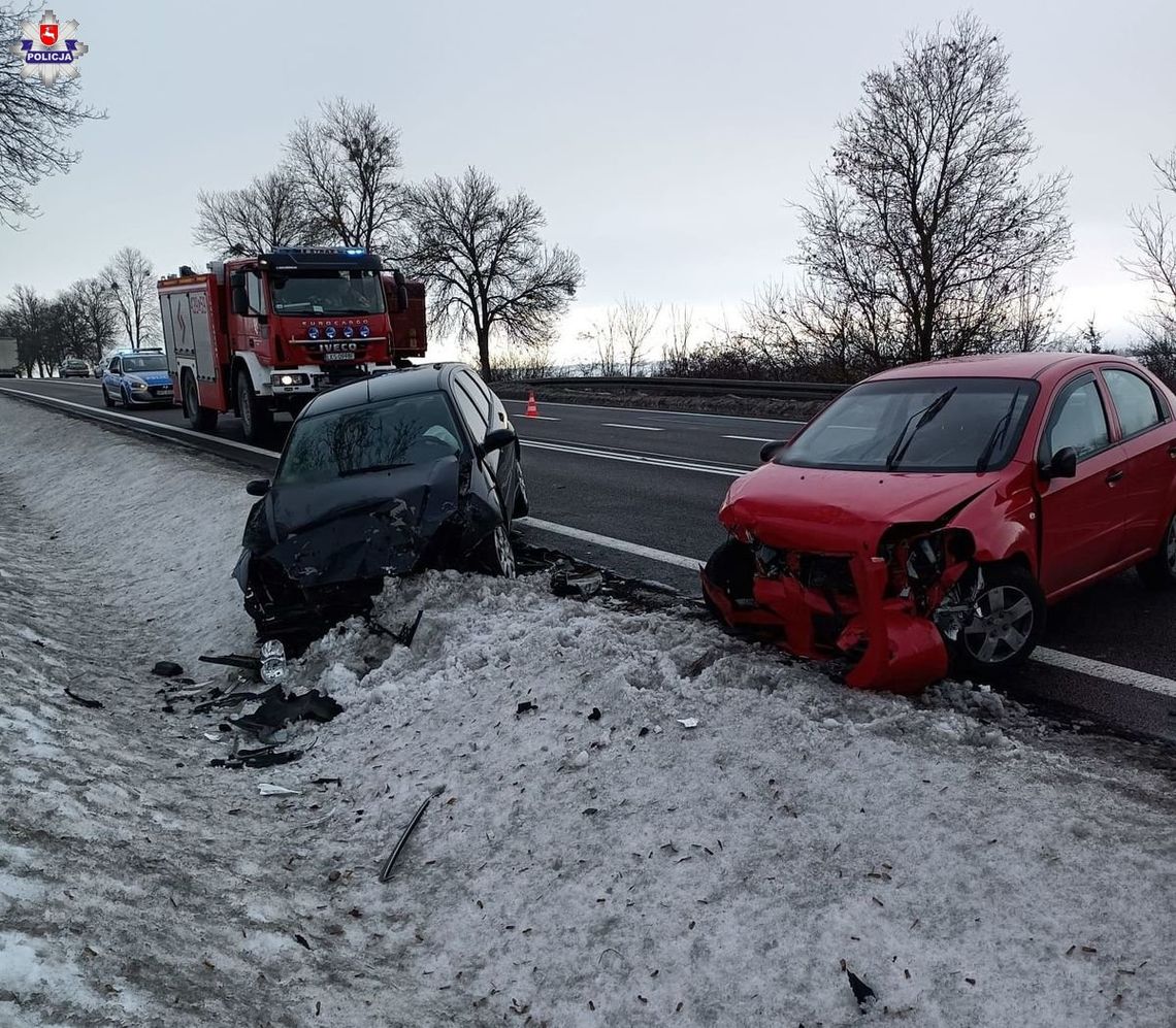 Czołowe zderzenie osobówek na DK 17. Dwie osoby w szpitalu [AKTUALIZACJA]