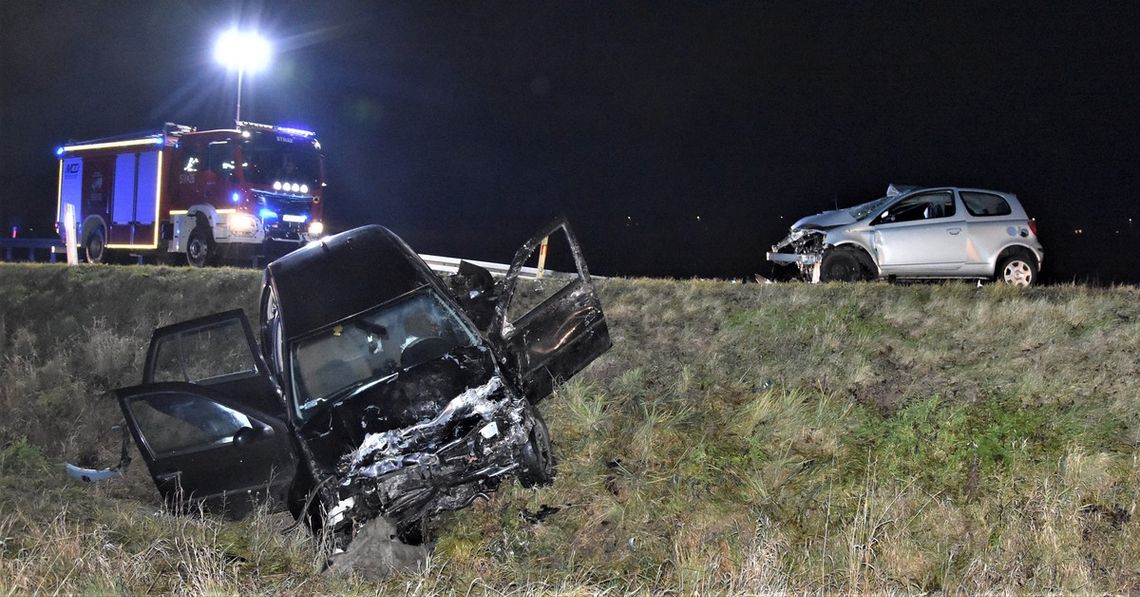 Cztery osoby w szpitalu po czołowym zderzeniu [ZDJĘCIA]