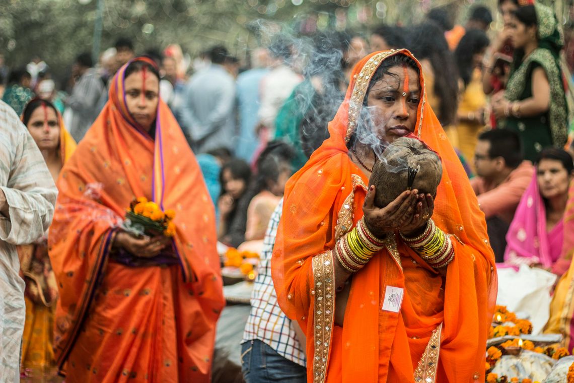 Czy aplikacje randkowe w Indiach łamią bariery kastowe?