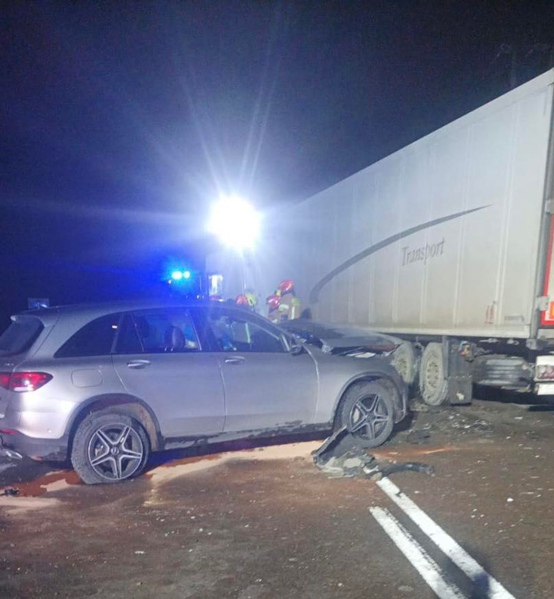 Kierujący mercedesem uderzył w ciężarówkę. Dostał mandat i trafił do szpitala