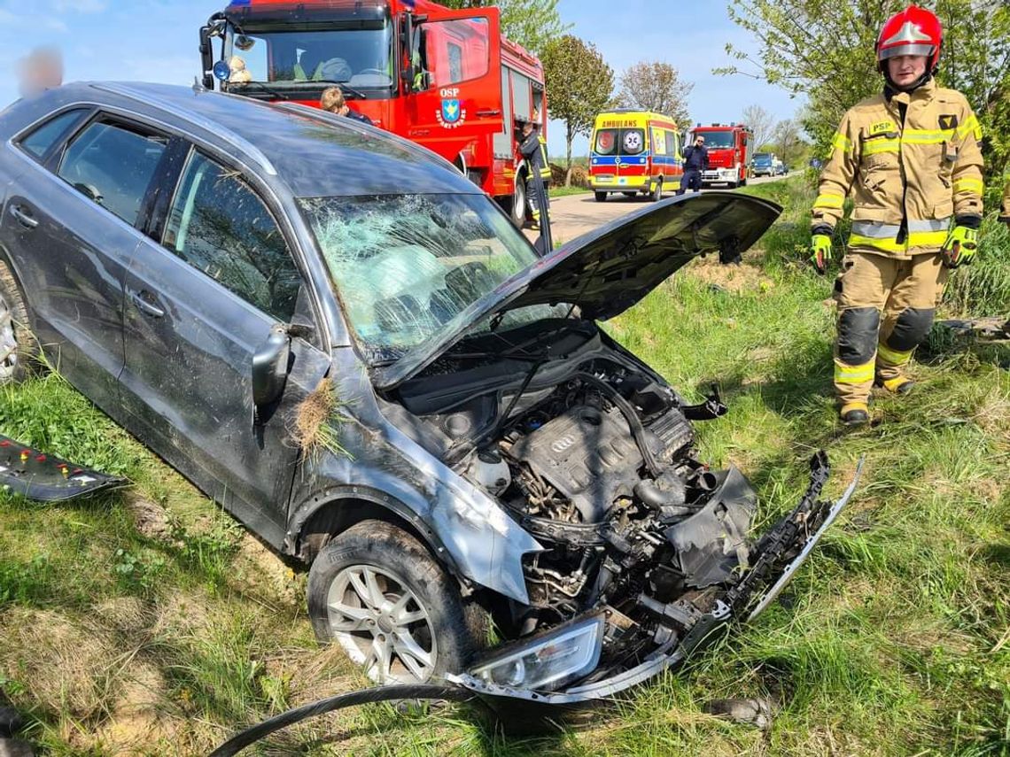 Dachowanie audi. Kobietę z samochodu wydostali świadkowie