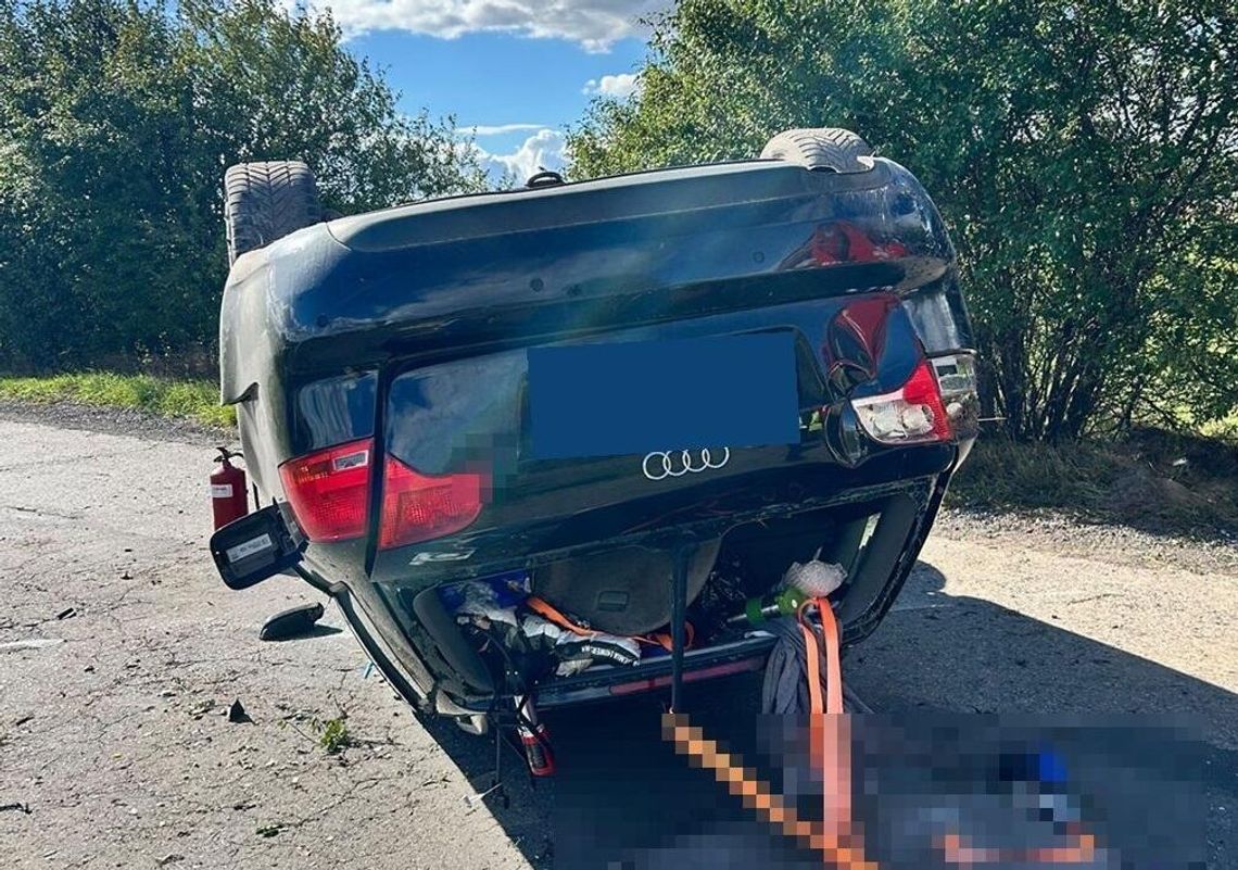 Dachowanie Audi. W środku jechało dwoje dzieci Dachowanie Audi. W środku jechało dwoje dzieci