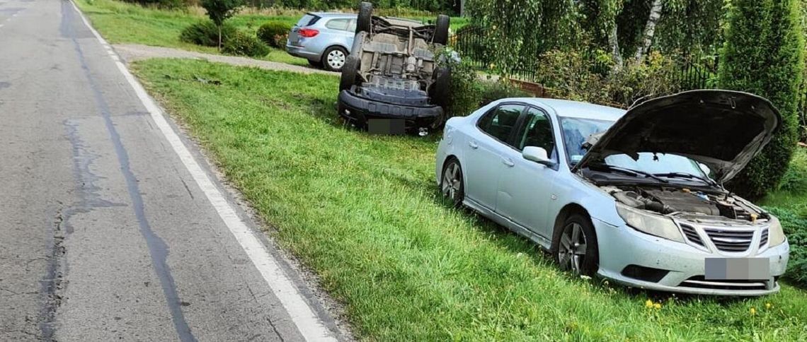 Dachowanie na DW 842. Jeden z kierowców trafił do szpitala