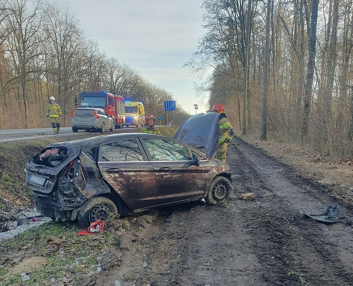 Dachowanie na krajowej "siedemnastce". Jedna osoba ranna