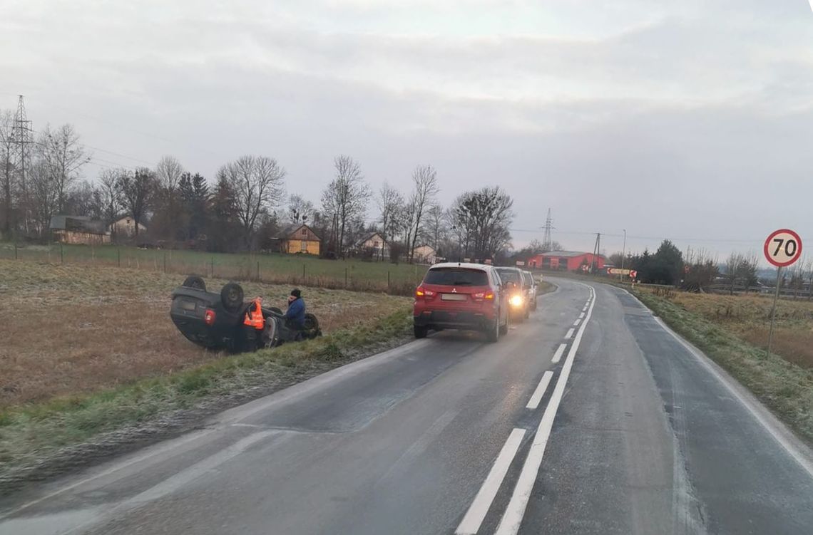 Dachowanie na trasie Staw-Wierzbica. Citroen "zatańczył" na lodzie