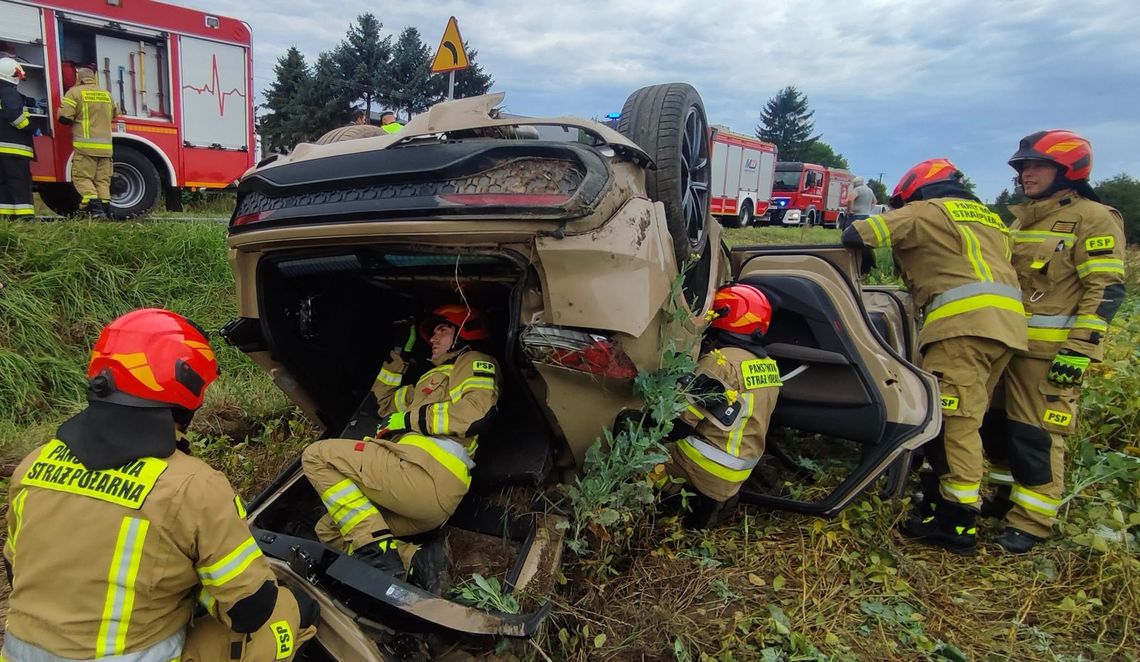 Dachowanie osobówki w Bończy. Ranna osoba trafiła do szpitala Dachowanie osobówki w Bończy. Ranna osoba trafiła do szpitala