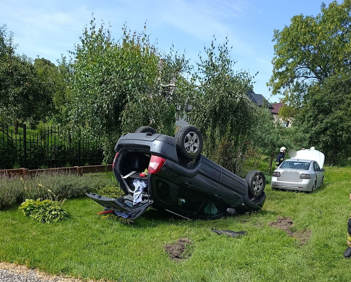 Dachowanie po zderzeniu dwóch aut w Rożkach. Uczestnicy trafili do szpitala Dachowanie po zderzeniu dwóch aut w Rożkach. Uczestnicy trafili do szpitala