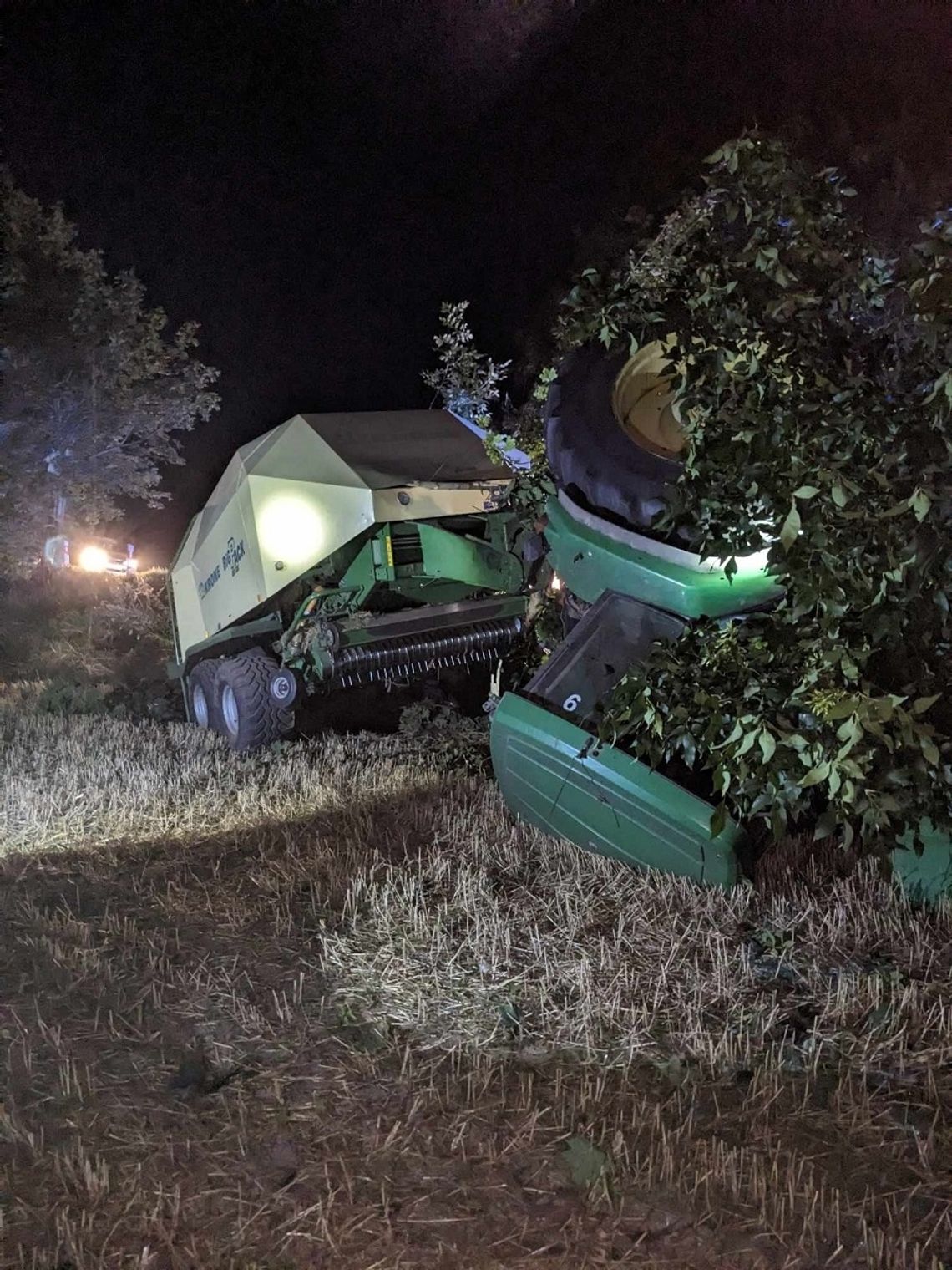 Przewrócił ogromny traktor z prasą na słomę na dach! Coś mu w tym pomogło... [ZDJĘCIA]