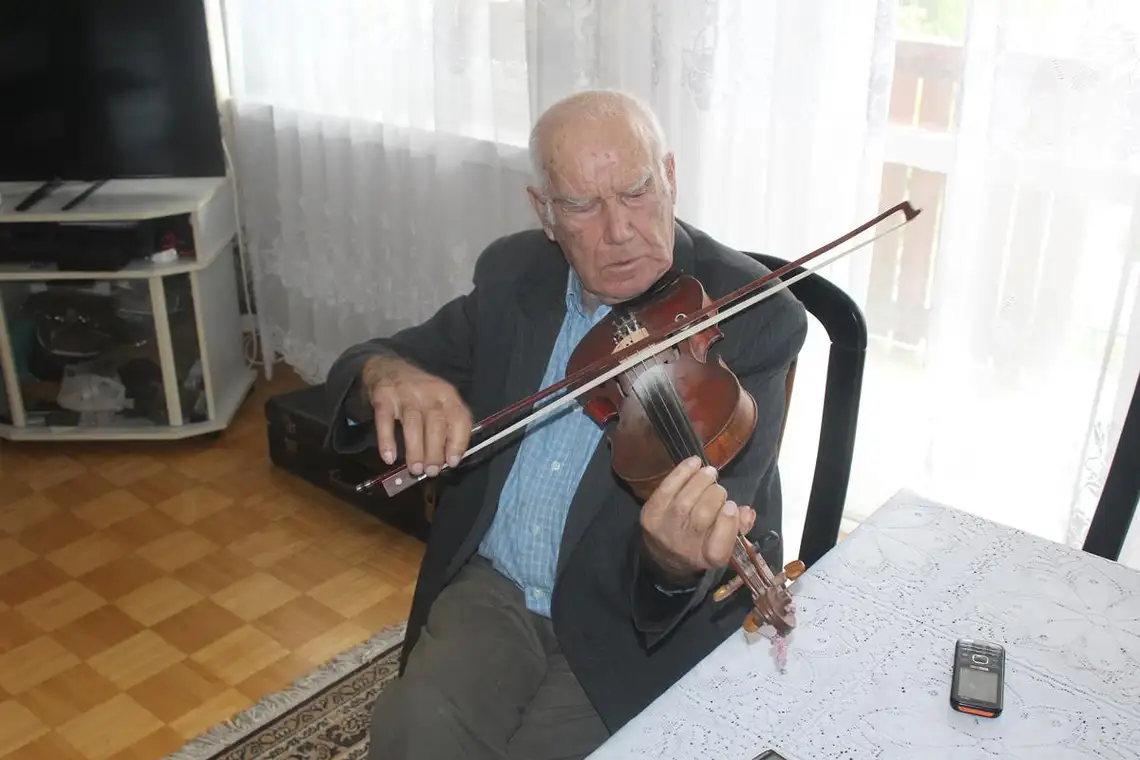 Edmund Brożek gra na skrzypcach