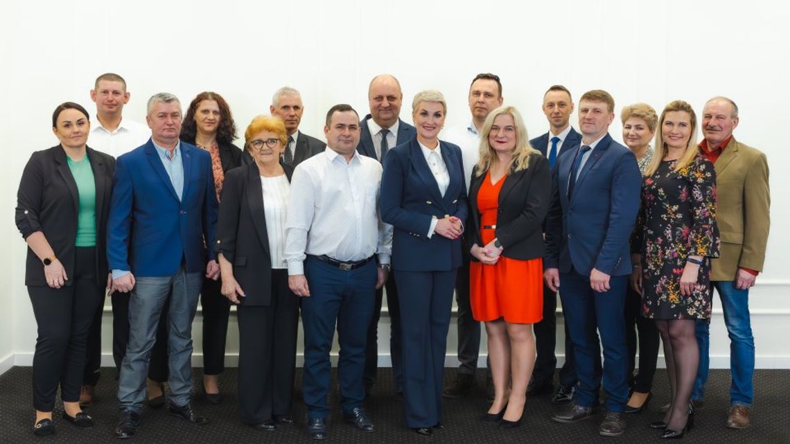 Oświadczenia majątkowe radnych gminy Leśniowice pokazują, co zmieniło się w ich sytuacji finansowej w ciągu ostatniego roku. W dokumentach można znaleźć informacje o wzroście oszczędności, zmianach w dochodach, rozwoju gospodarstw rolnych oraz spłacanych kredytach.