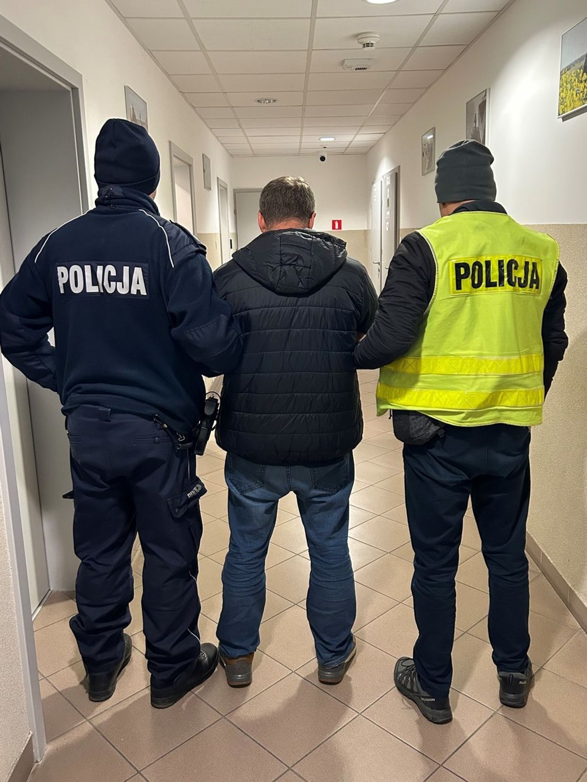 Obywatel Ukrainy deportowany za kilka kradzieży w „Biedronce”