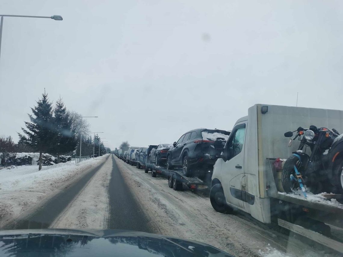 Lawety jadące „na wojnę”, kolejki ciężarówek i problem z dowozem uczniów do szkoły